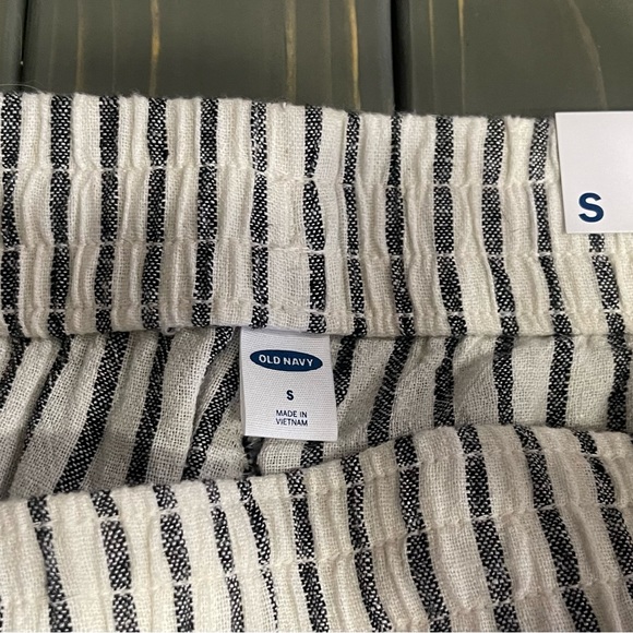 Gap Black/White Striped Capris size SM Brand New - Picture 3 of 5